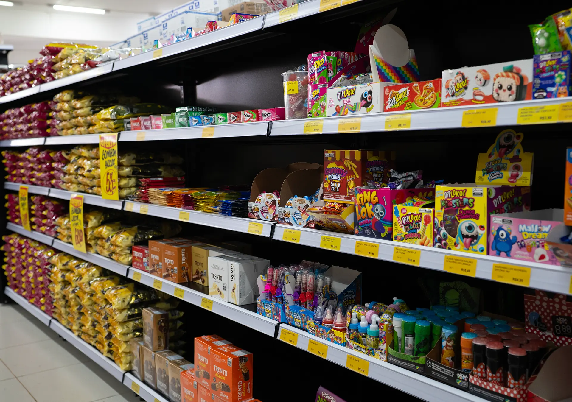 Produtos da linha de doces e guloseimas disponíveis na loja da Embala Mais
